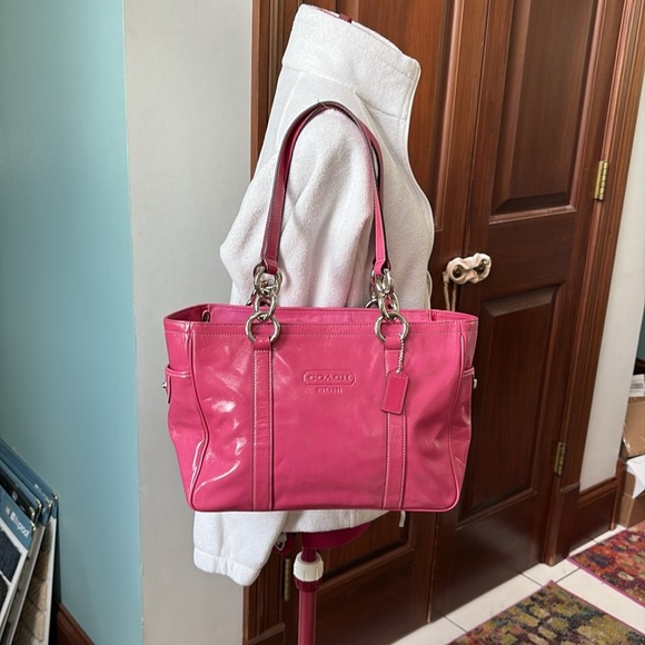 Coach Vintage Gallery Tote patent leather pink embossed logo side pockets EUC - Picture 6 of 17